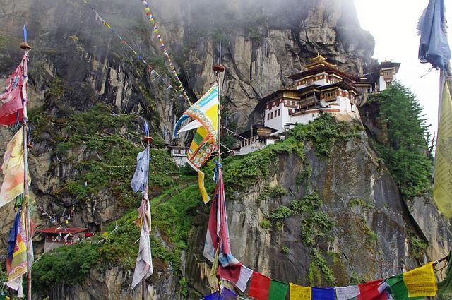 Taktsang Tigrisf&eacute;szek kolostor k&ouml;d&ouml;s hegyoldalon Bhut&aacute;nban