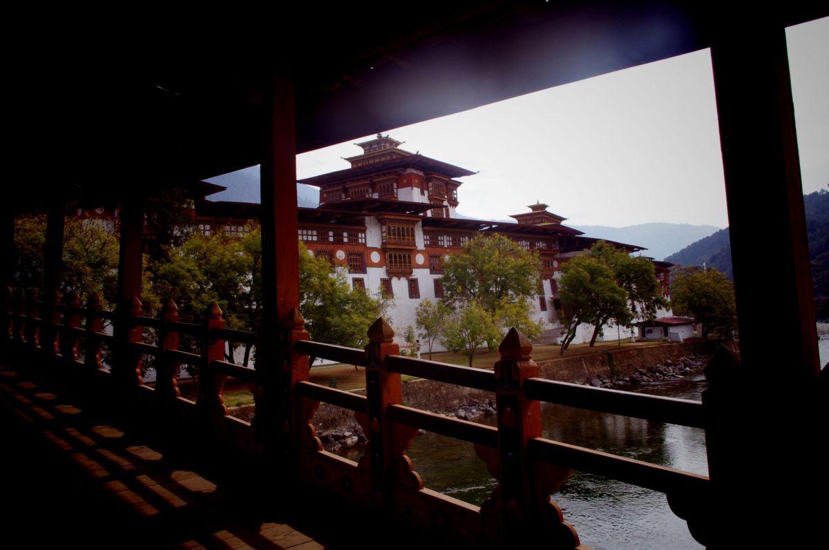 Punakha Dzong erődkolostor fedett h&iacute;dr&oacute;l n&eacute;zve Bhut&aacute;nban