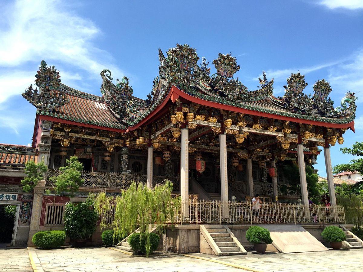 D&iacute;szes k&iacute;nai templom&eacute;p&uuml;let Penangon