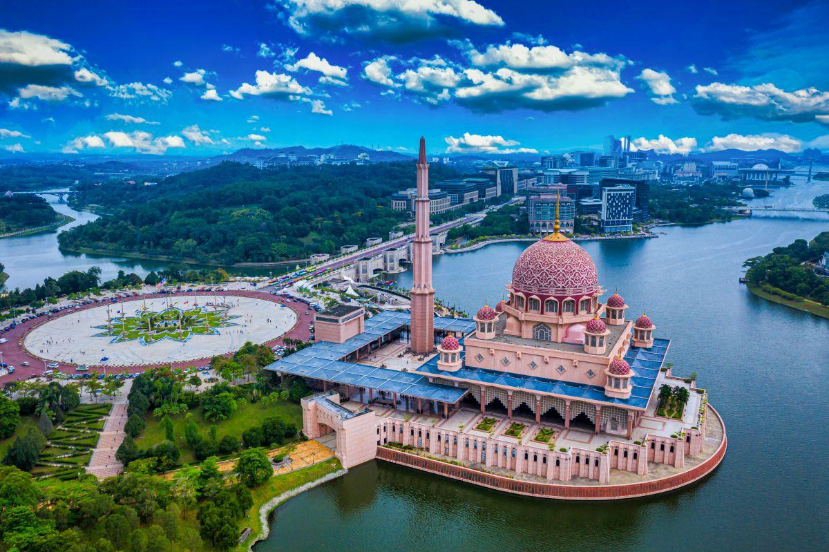 Putrajaya r&oacute;zsasz&iacute;n kupol&aacute;s Putra-mecsete