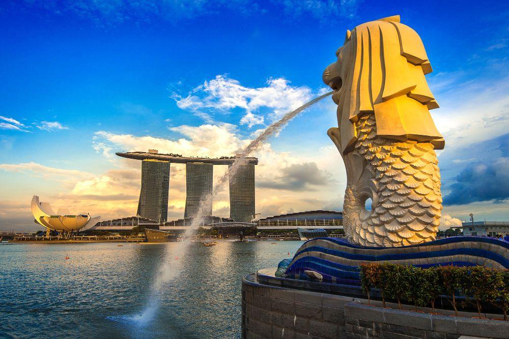 Marina Bay Sands &eacute;s Merlion panor&aacute;m&aacute;ja Szingap&uacute;rban napnyugta előtt