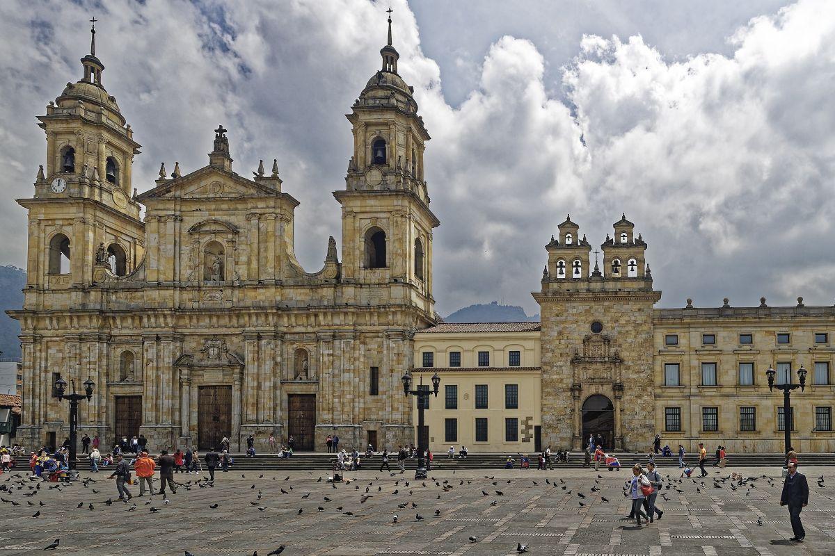 Bogot&aacute; Bol&iacute;var tere &eacute;s katedr&aacute;lisa Kolumbi&aacute;ban