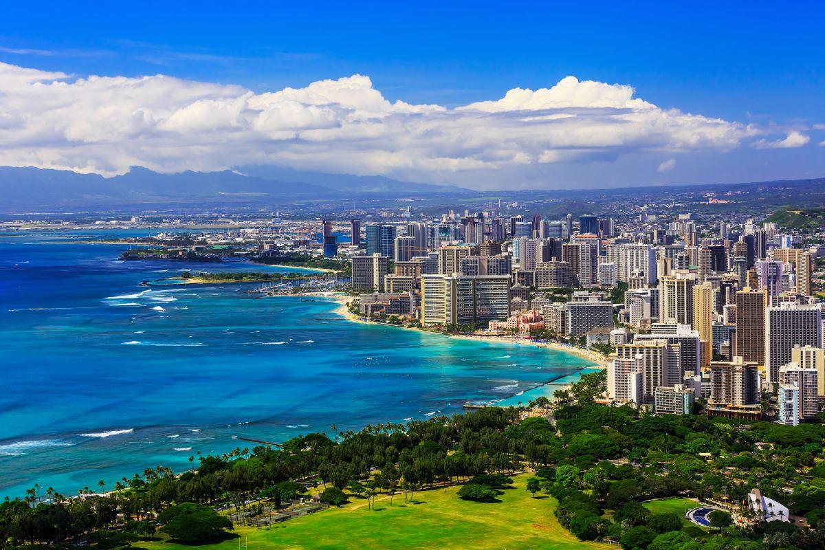 Waikiki partvonala &eacute;s Honolulu felhőkarcol&oacute;i Oahu sziget&eacute;n