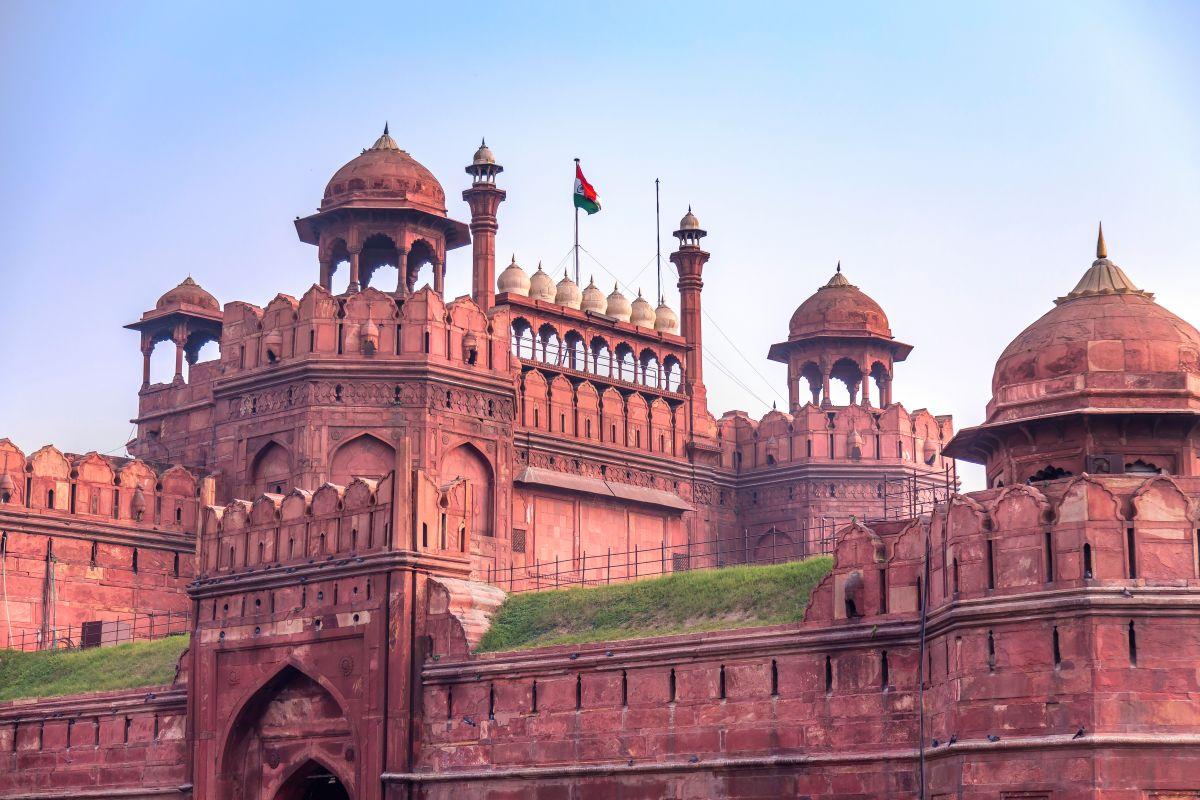 A delhi V&ouml;r&ouml;s Erőd r&oacute;zsasz&iacute;n-v&ouml;r&ouml;s falai &eacute;s kupol&aacute;i vil&aacute;gos &eacute;g alatt