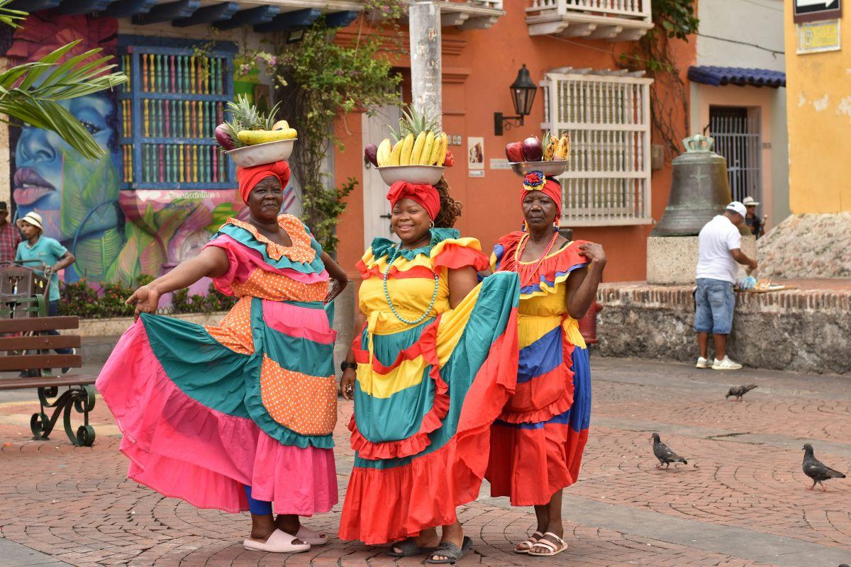 Hagyom&aacute;nyos ruh&aacute;s palenquera nők Cartagen&aacute;ban Kolumbi&aacute;ban