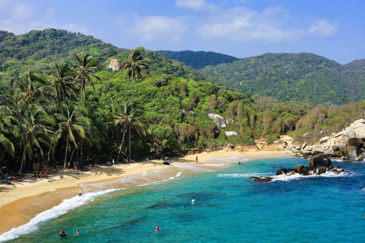 Tayrona Nemzeti Park t&uuml;rkizk&eacute;k &ouml;ble p&aacute;lmaf&aacute;kkal Kolumbi&aacute;ban