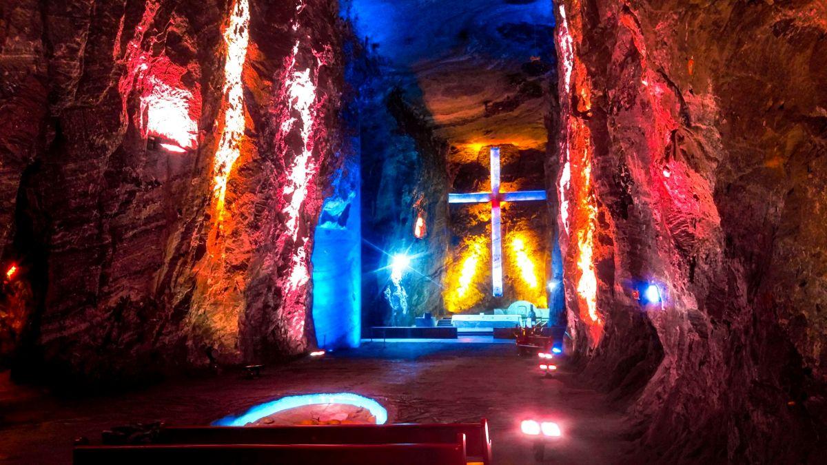 A zipaquir&aacute;i S&oacute;katedr&aacute;lis megvil&aacute;g&iacute;tott keresztje Kolumbi&aacute;ban