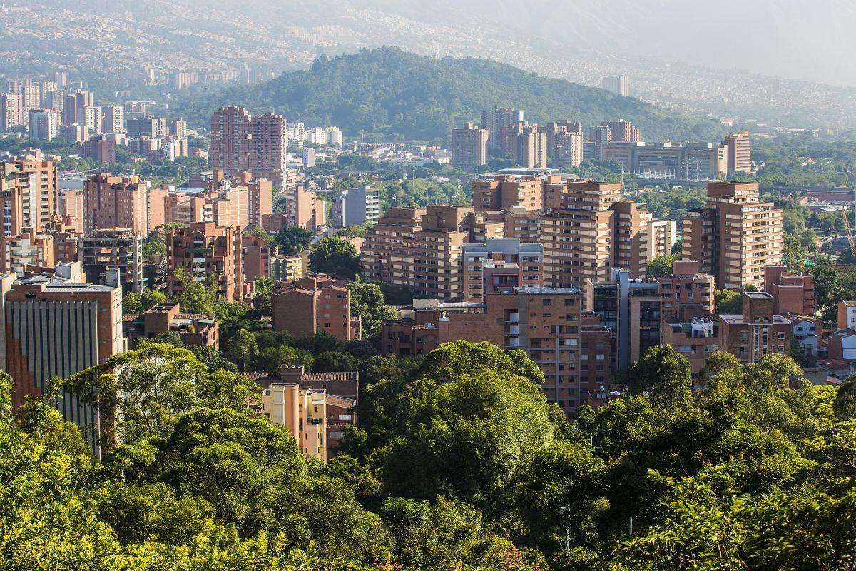 Medell&iacute;n v&aacute;ros&aacute;nak panor&aacute;m&aacute;ja Kolumbi&aacute;ban