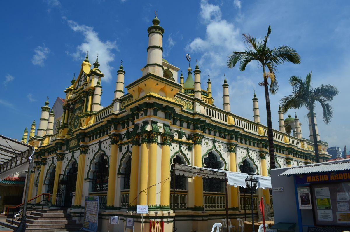 Masjid Abdul Gaffoor mecset Szingap&uacute;r sz&iacute;nes t&ouml;rt&eacute;nelmi v&aacute;rosnegyed&eacute;ben
