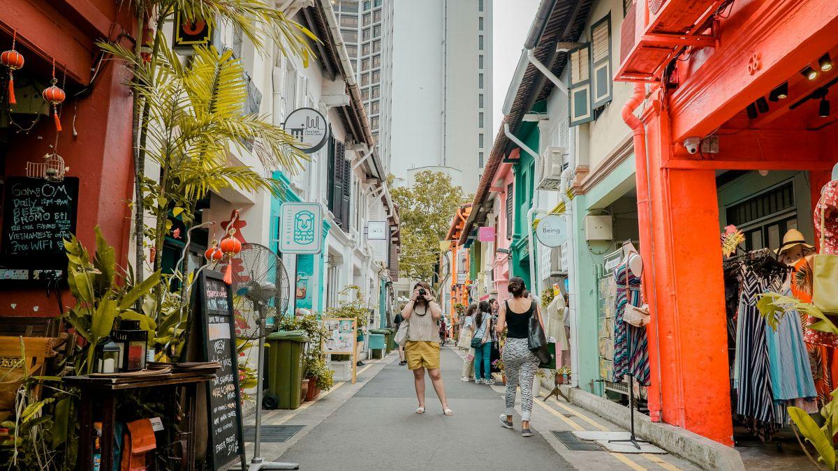 Sz&iacute;nes &uuml;zletek &eacute;s utcai &eacute;let a Haji Lane negyedben Szingap&uacute;rban