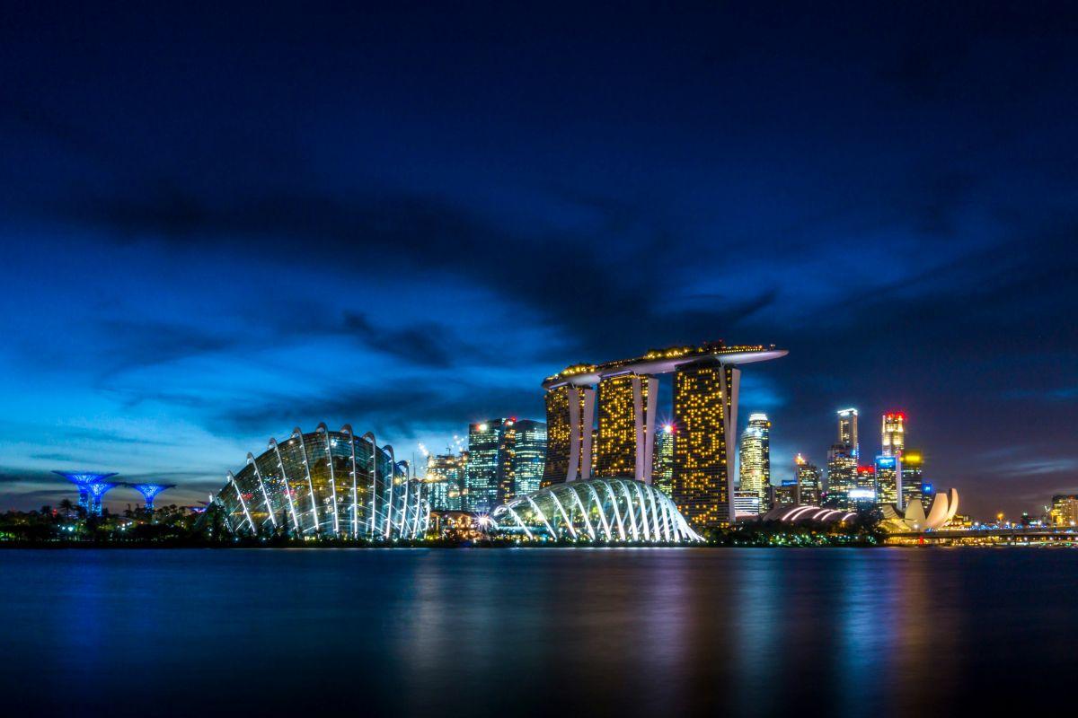 Marina Bay Sands &eacute;s Gardens by the Bay &eacute;jszakai panor&aacute;m&aacute;ja Szingap&uacute;rban