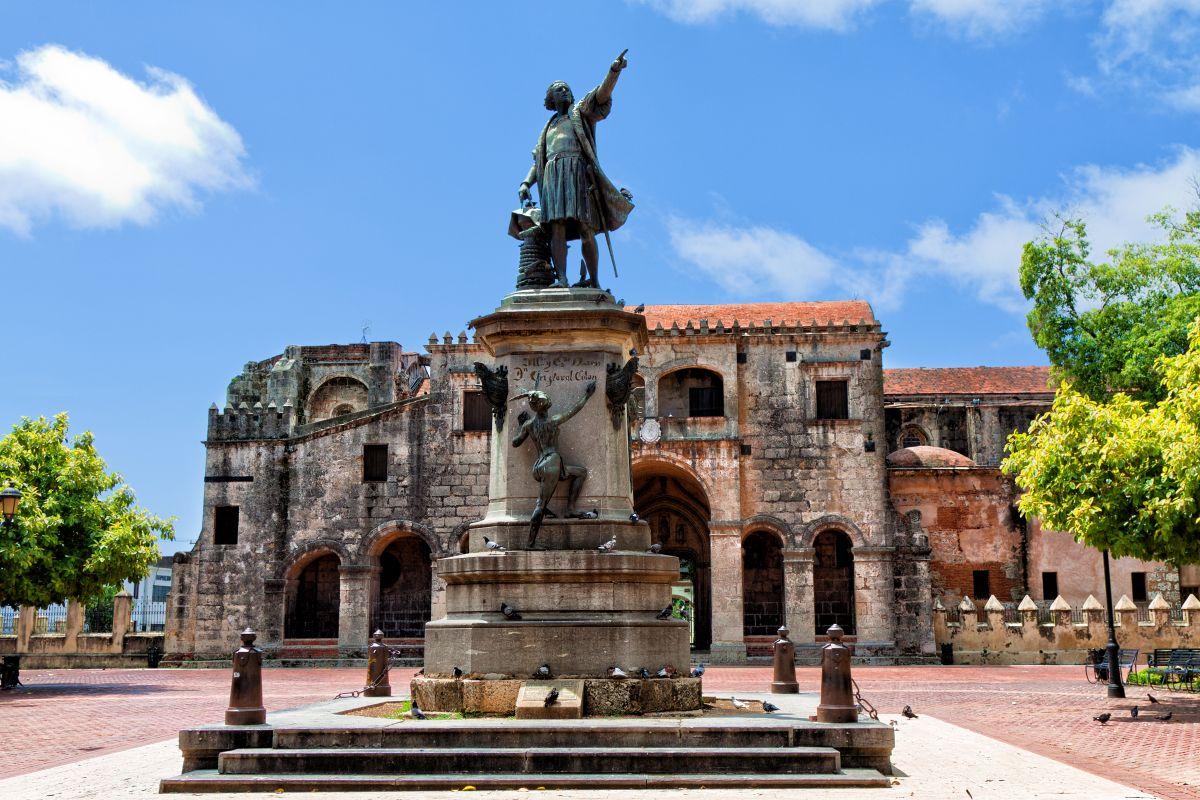 Kolumbusz Krist&oacute;f szobra &eacute;s Santo Domingo t&ouml;rt&eacute;nelmi katedr&aacute;lisa