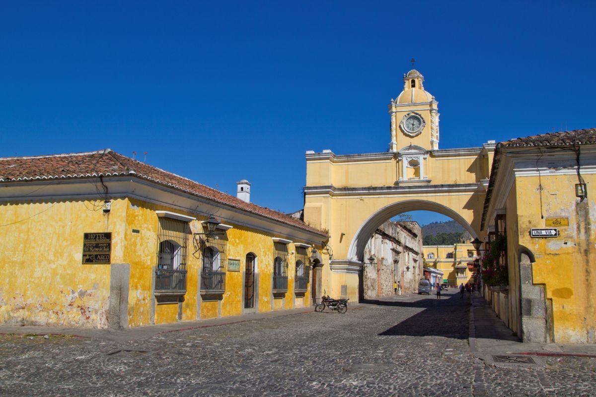A Santa Catalina-ív órás tornya Antiguában, Guatemalában