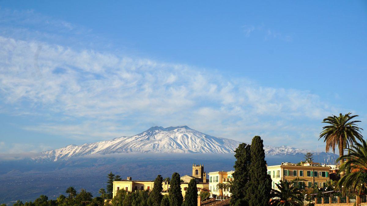 A h&oacute;f&ouml;dte Etna szic&iacute;liai &eacute;p&uuml;letek &eacute;s p&aacute;lmaf&aacute;k m&ouml;g&ouml;tt