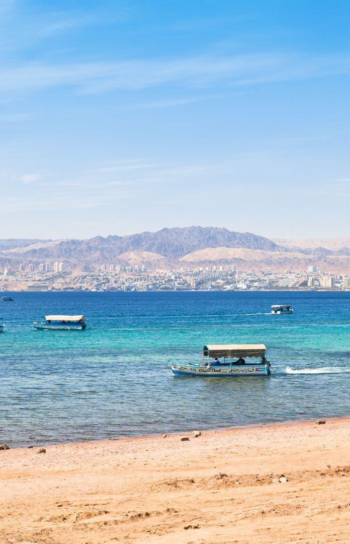 Aqaba tengerpartja &eacute;s a V&ouml;r&ouml;s-tenger Jord&aacute;ni&aacute;ban