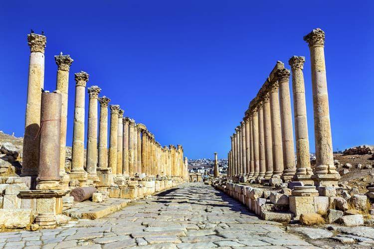 Jerash r&oacute;mai kori oszlopos főutc&aacute;ja Jord&aacute;ni&aacute;ban