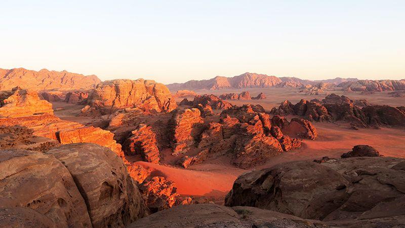 A Wadi Rum sivatag v&ouml;r&ouml;s sziklaform&aacute;ci&oacute;i Jord&aacute;ni&aacute;ban naplement&eacute;ben