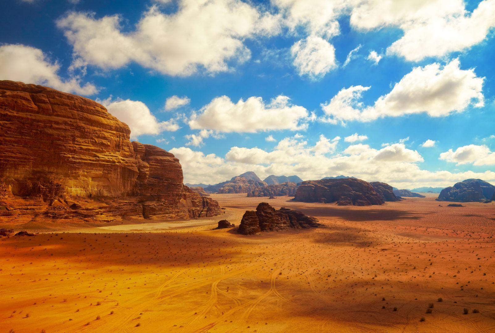Wadi Rum v&ouml;r&ouml;s homokja &eacute;s sziklaform&aacute;ci&oacute;i Jord&aacute;ni&aacute;ban