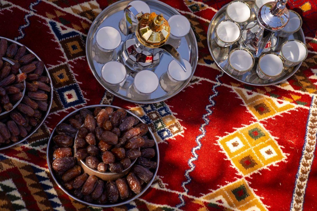 Hagyom&aacute;nyos arab k&aacute;v&eacute; &eacute;s datolya Sza&uacute;d-Ar&aacute;bi&aacute;ban