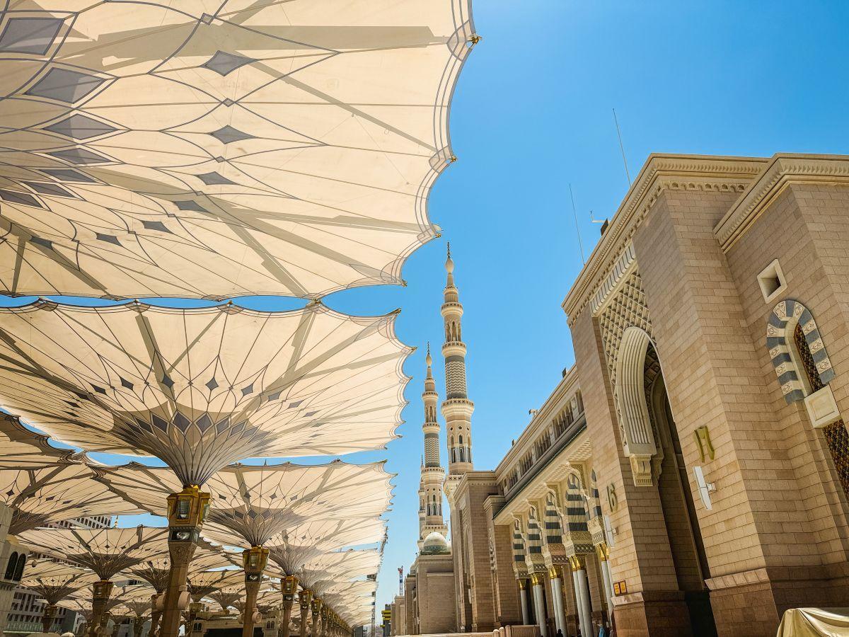 A Pr&oacute;f&eacute;ta mecset&eacute;nek napellenzői &eacute;s minaretjei Medin&aacute;ban Sza&uacute;d-Ar&aacute;bi&aacute;ban