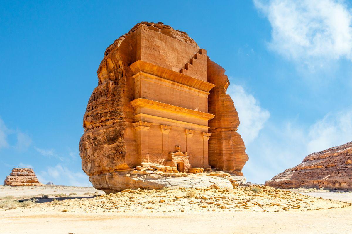 Qasr al-Farid szikl&aacute;ba faragott nabateus s&iacute;reml&eacute;ke Hegr&aacute;ban Sza&uacute;d-Ar&aacute;bi&aacute;ban