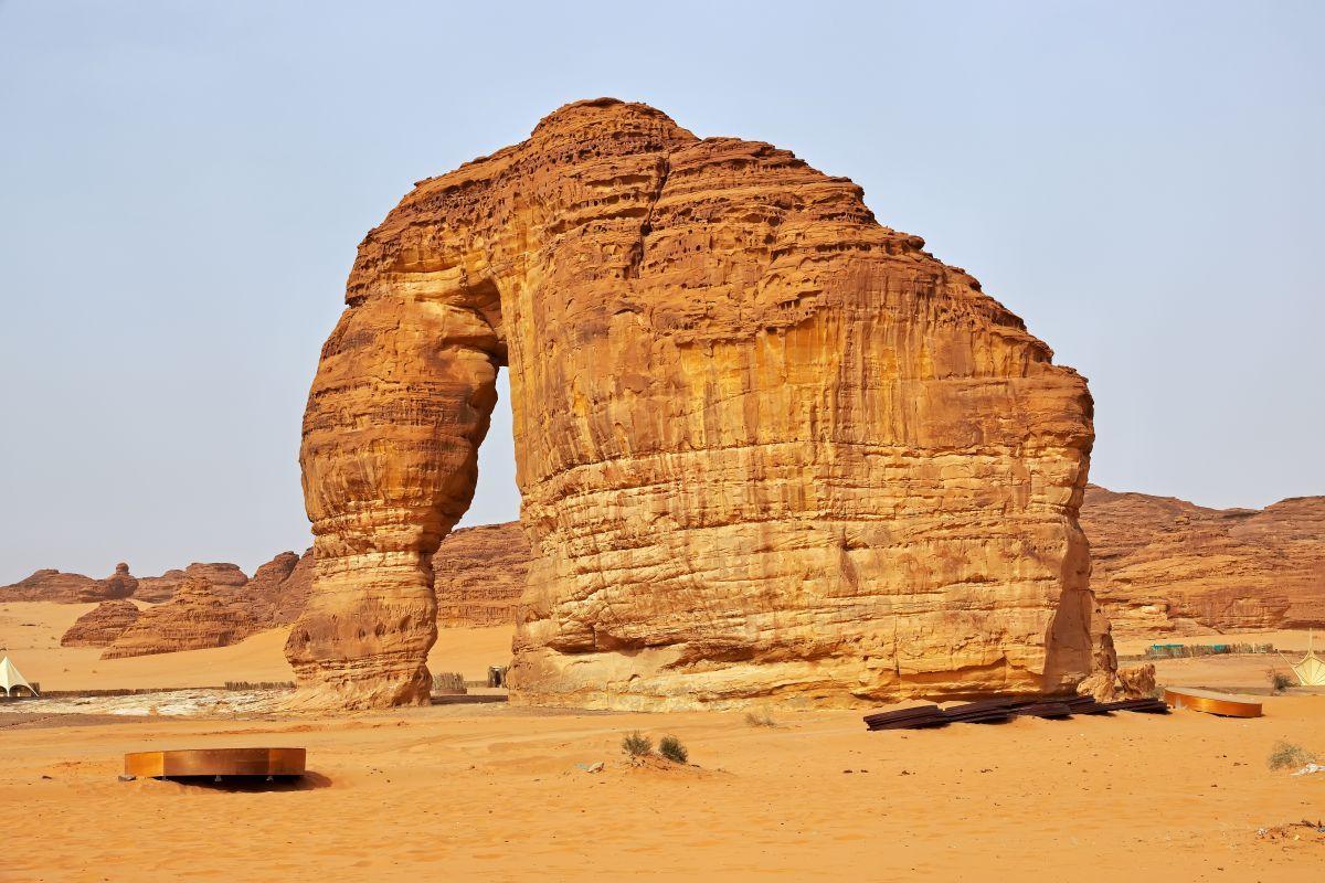 Jabal AlFil Elef&aacute;nt-szikla az AlUla sivatagban Sza&uacute;d-Ar&aacute;bi&aacute;ban